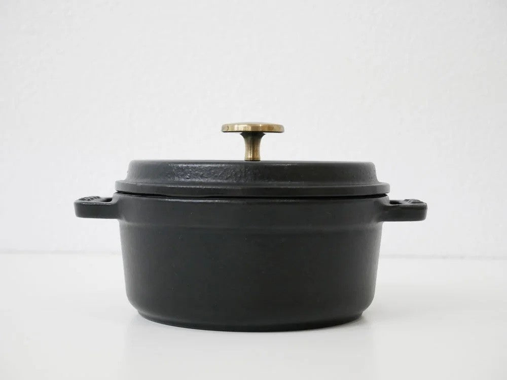 ストウブ STAUB ピコ ココット ラウンド 12cm ブラック 鋳鉄 両手鍋 ガス・IH・オーブン対応 フランス 定価17,600円 ●