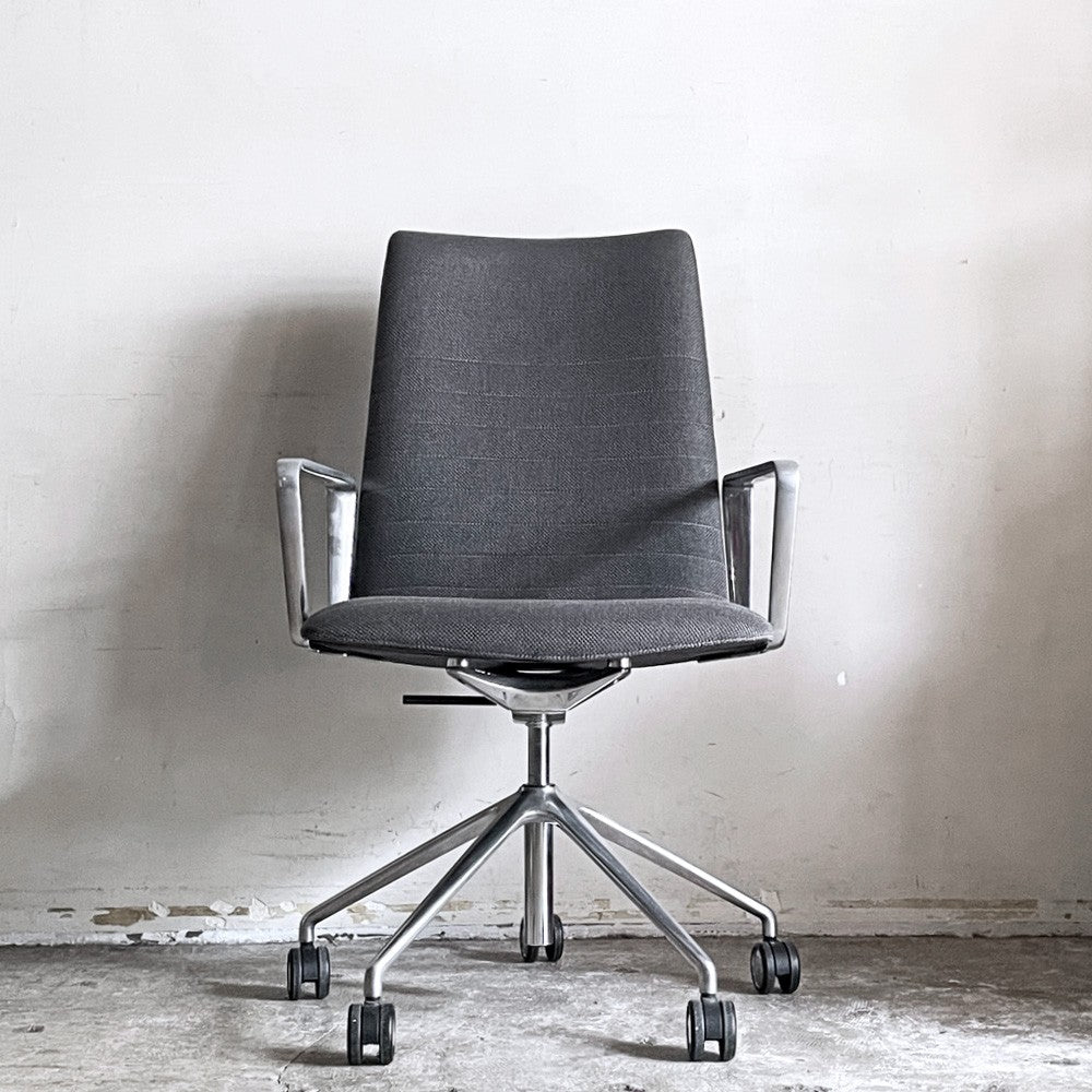 アンドリューワールド Andreu World フレックス エグゼクティブ Flex Executive インターミディエイトバック アームチェア デスクチェア アルミ キャスターベース ガス圧昇降 参考価格 ¥295,460- ■