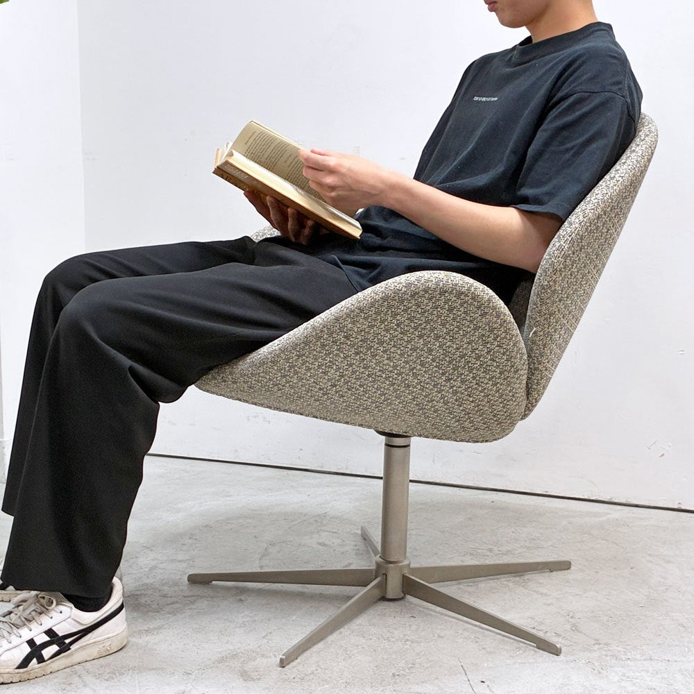 ボーコンセプト BoConcept オギ OGI ラウンジチェア ファブリック グレー系 ベージュ系 5本レッグ 回転式 デンマーク ●