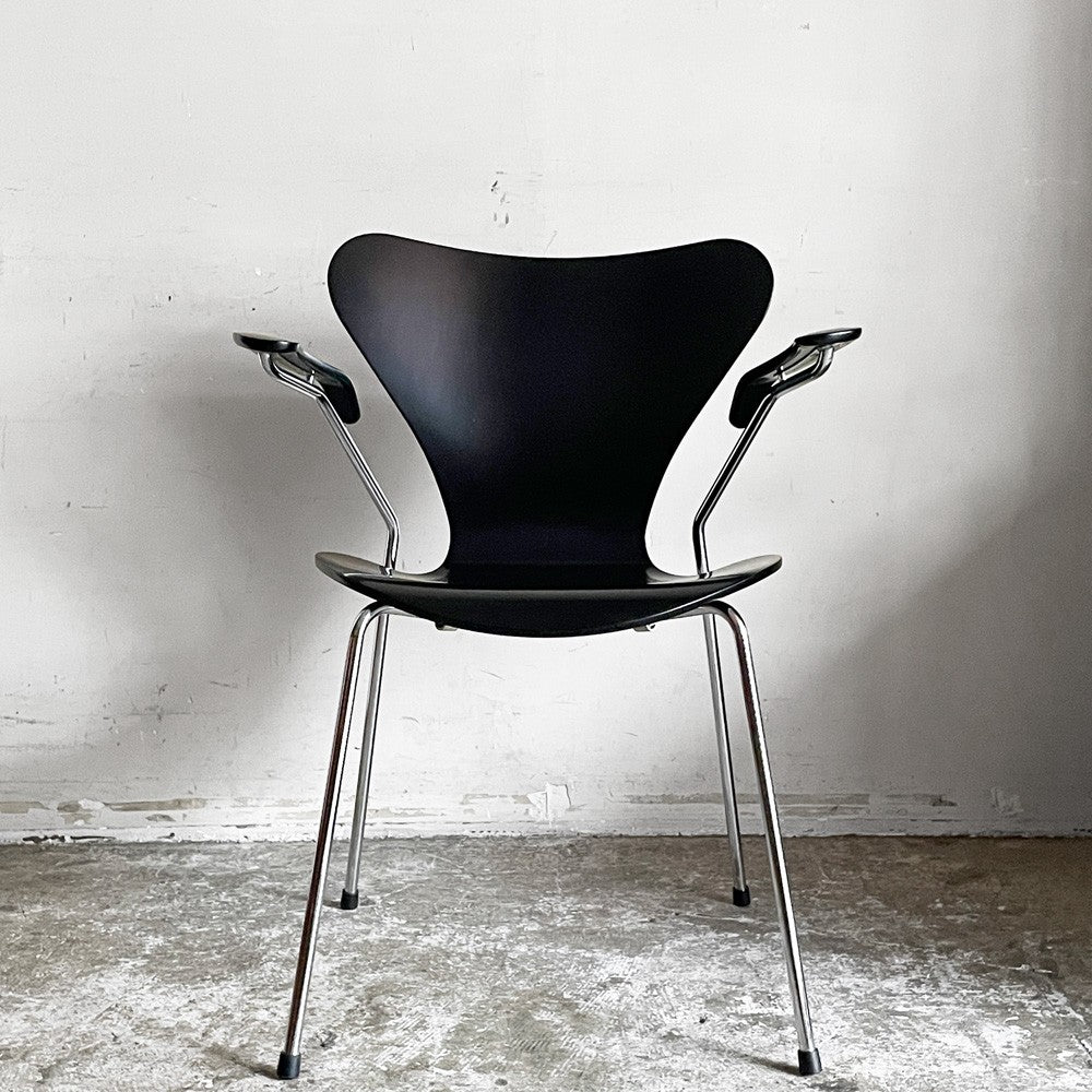 フリッツハンセン Fritz Hansen 3207 セブンチェア アームチェア ラッカー ブラック アルネヤコブセン 北欧家具 リペイント 参考価格￥146,080 - ■