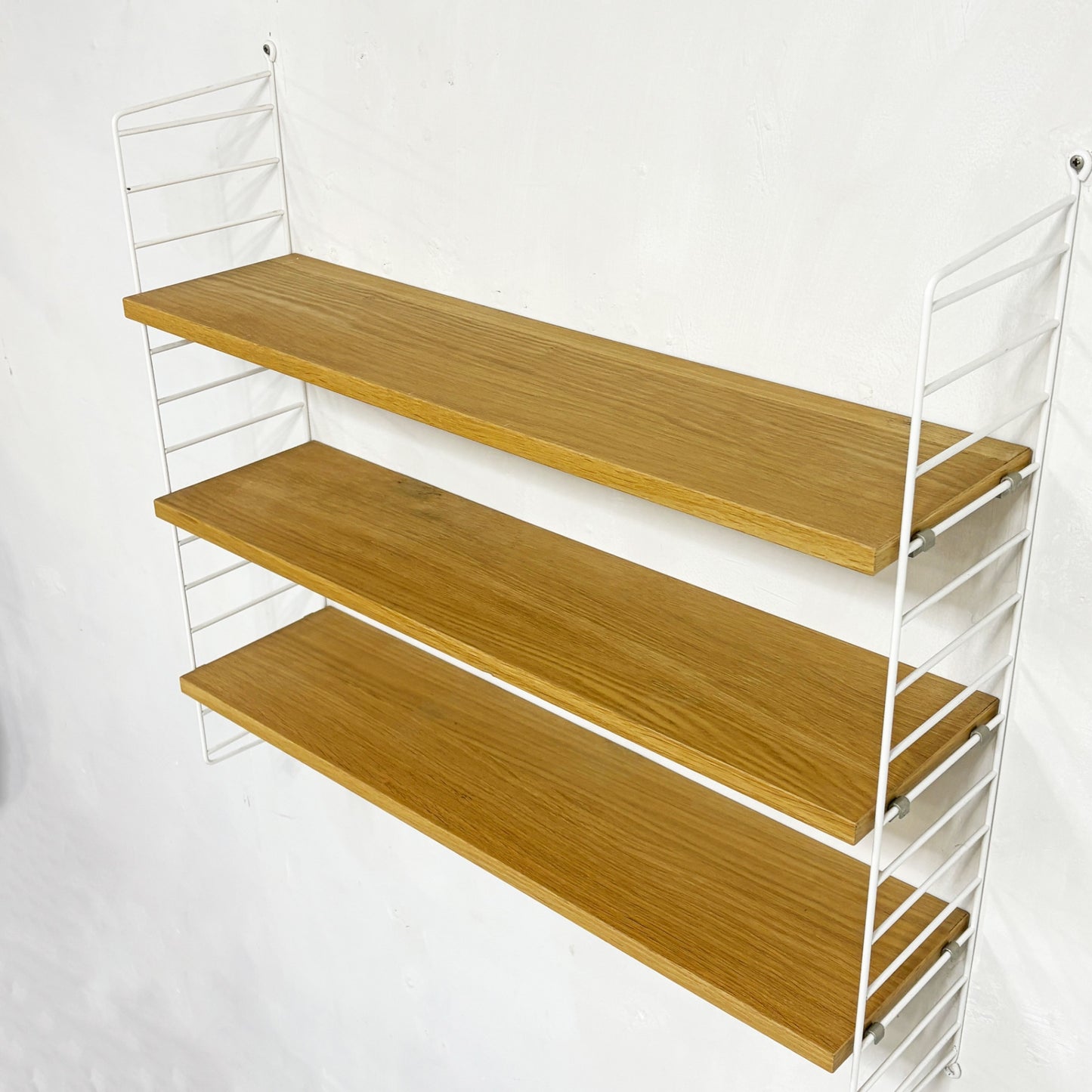 ストリングファニチャー String Furniture システムベーシック system BASIC 78x20 シェルフシステム ウォールシェルフ 3段 オーク材 ホワイトフレーム ●