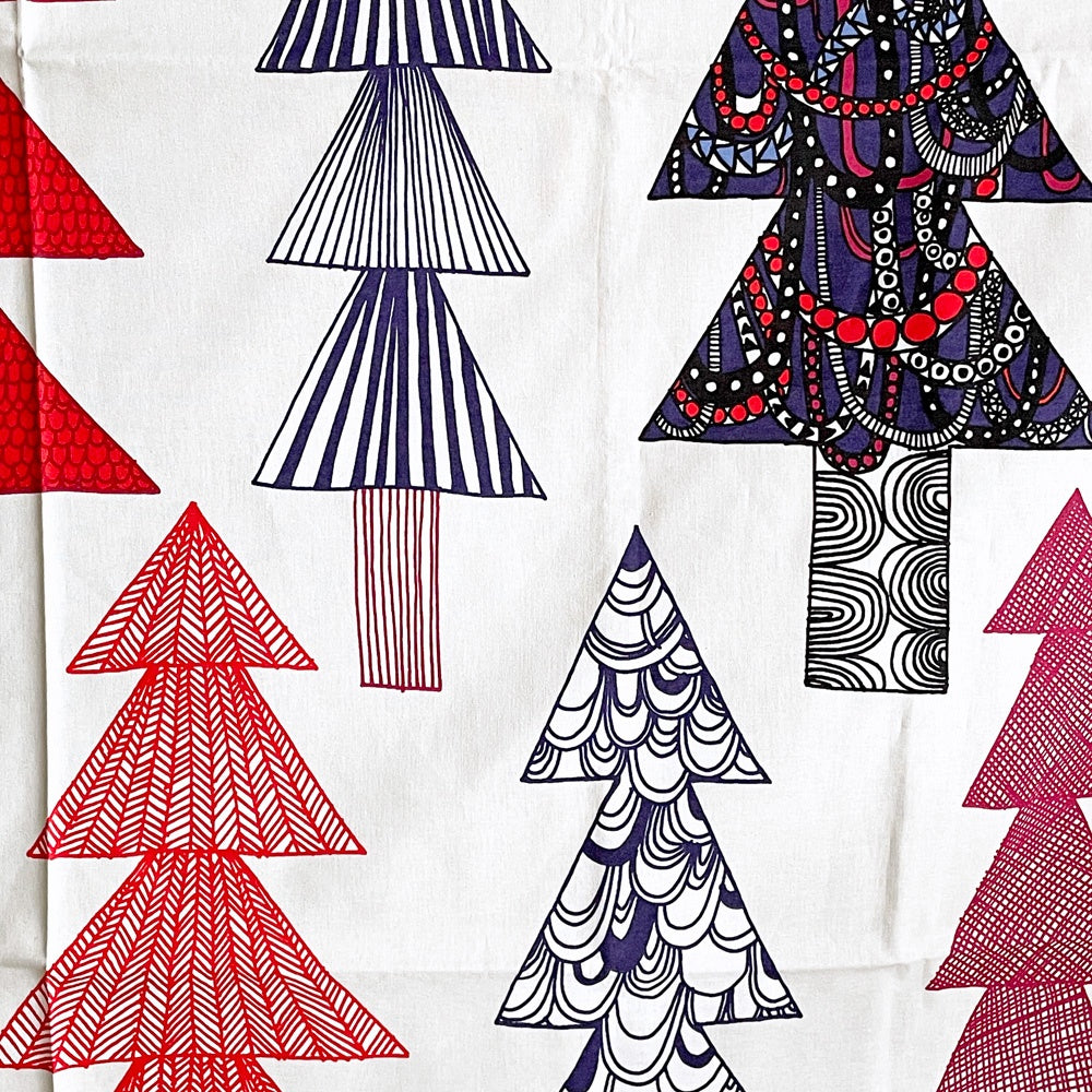 マリメッコ marimekko クーシコッサ Kuusikosssa もみの木 ファブリック 赤 マルチカラー 146×143cm Maija Louekari フィンランド 北欧雑貨 ■