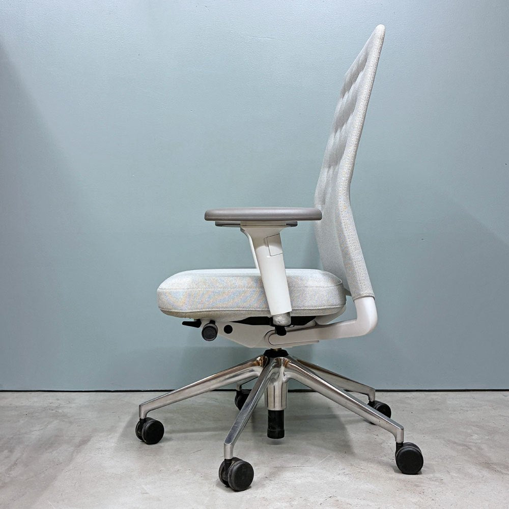 ヴィトラ vitra IDトリム ID Trim オフィスチェア デスクチェア ファブリックシート ライトグレー系 ハイバック 2Dアームレスト アントニオ・チッテリオ 参考定価￥209,000- ◎