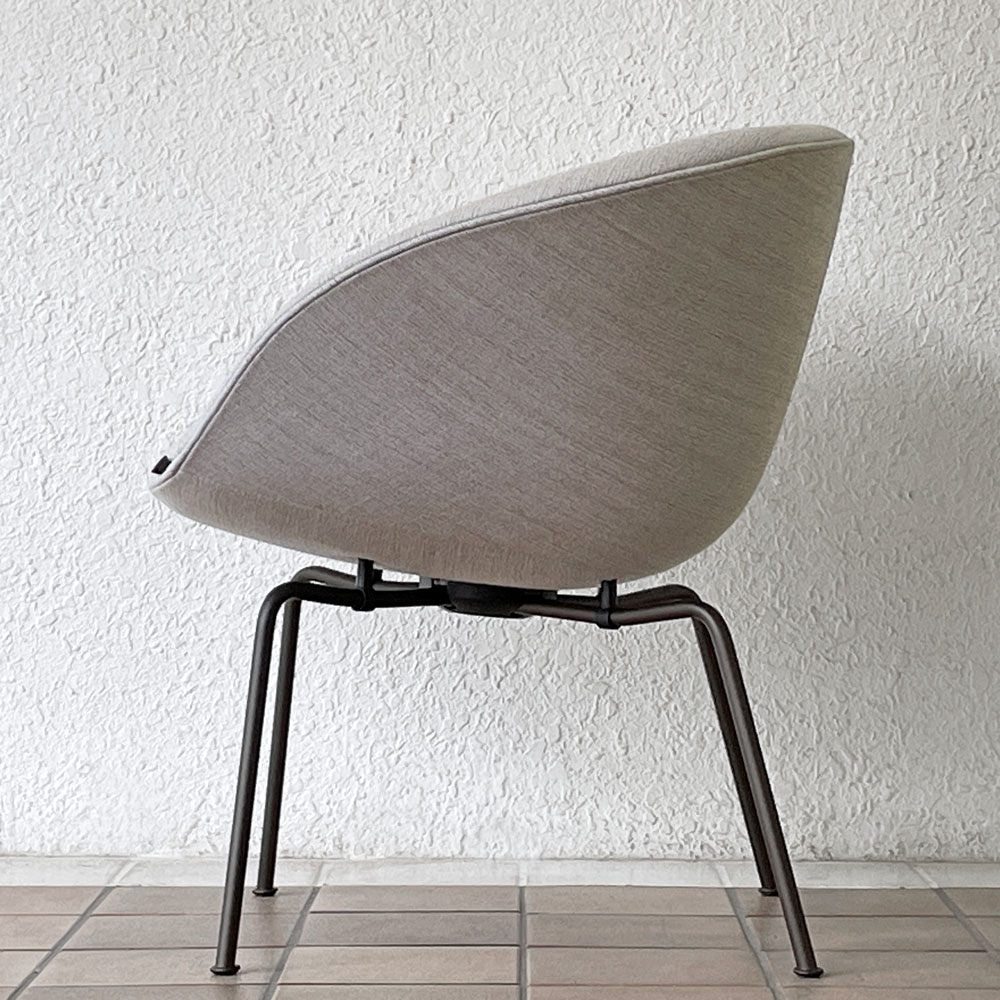 フリッツハンセン Fritz Hansen ポットチェア 3318 POT ラウンジチェア ファブリック クリスチャンハウン ベージュ ブラウンブロンズレッグ アルネ・ヤコブセン デンマーク 定価￥297,880- 展示品 ◇