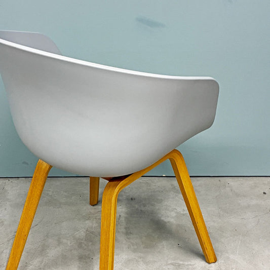 ヘイ HAY アバウト ア チェア ABOUT A CHAIR AAC22 アームチェア ダイニングチェア コンクリートグレー ヒー・ウェリング 北欧モダン デンマーク 定価￥59,400- ◎