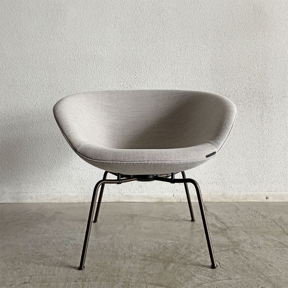 フリッツハンセン Fritz Hansen ポットチェア 3318 POT ラウンジチェア ファブリック クリスチャンハウン ベージュ ブラウンブロンズレッグ アルネ・ヤコブセン デンマーク 定価￥297,880- 展示品 〓