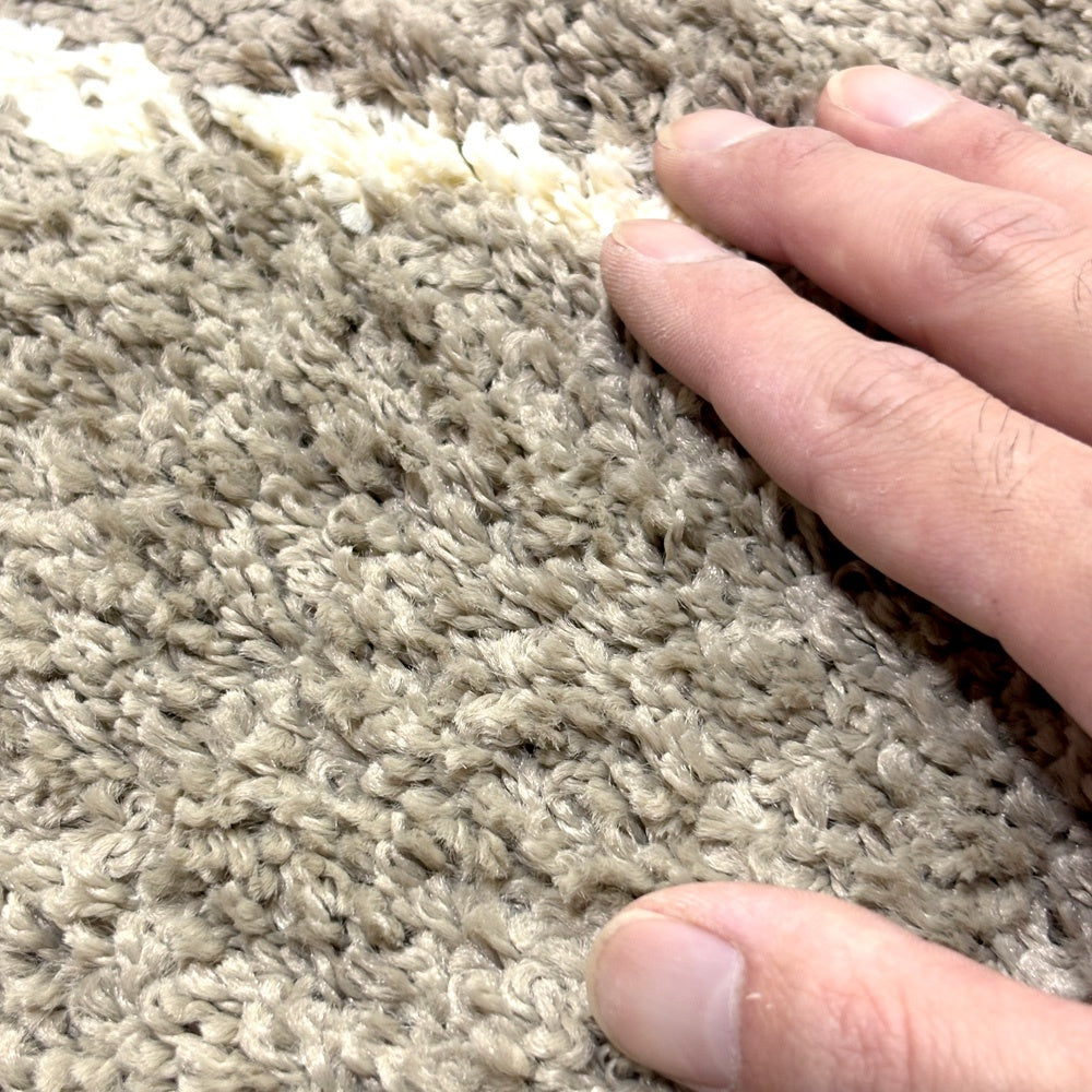 ウニコ unico グラーベ GRABE ラグマット ベージュ ポリプロピレン 120×180cm 滑り止め付き モダンデザイン 未使用保管品 ●