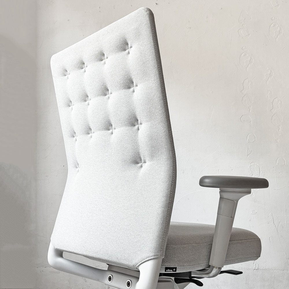 ヴィトラ vitra IDトリム ID Trim オフィスチェア デスクチェア ファブリックシート ライトグレー系 ハイバック 2Dアームレスト アントニオ・チッテリオ 参考定価￥218,900- ★