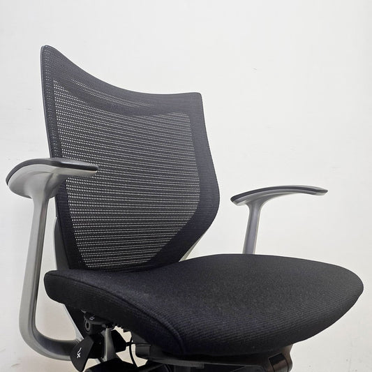 オカムラ OKAMURA バロンチェア Baron ローバック デスクチェア リクライニング機能 前後スライド デザインアーム ブラックカラー ジョルジェット・ジウジアーロ ●