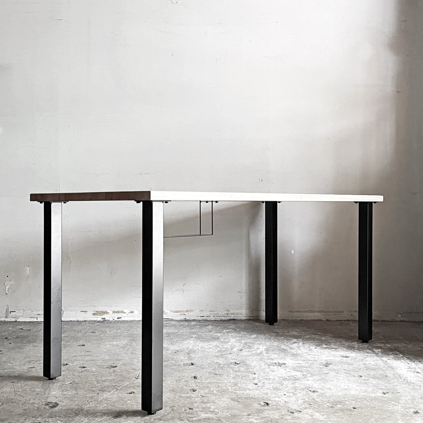 かなでもの KANADEMONO ザ・テーブル THE TABLE デスク ラバーウッド無垢材 W150xD70cm スチール スクエアバーレッグ シンプルトレイ付き ブラック A ■