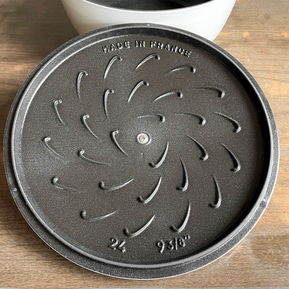 ストウブ STAUB スノークリスタル ココット 両手鍋 ホワイト 24cm 鋳物 キャセロール ガス オーブン IH対応 フランス プロテクター付き♪