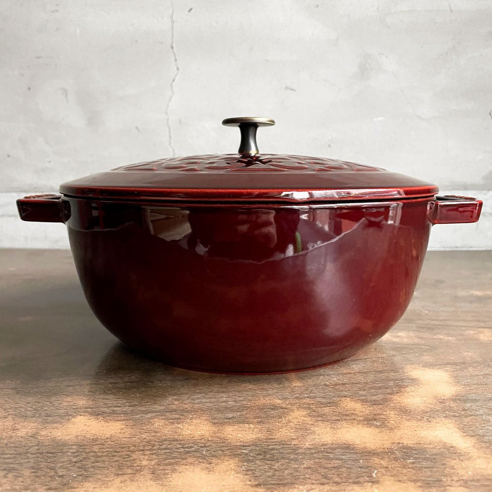 ストウブ Staub リリー シグネチャーココット グレナディンレッド 24cm 両手鍋 ホーロー鍋 IH対応 鋳物 フランス製 プロテクター付き ♪