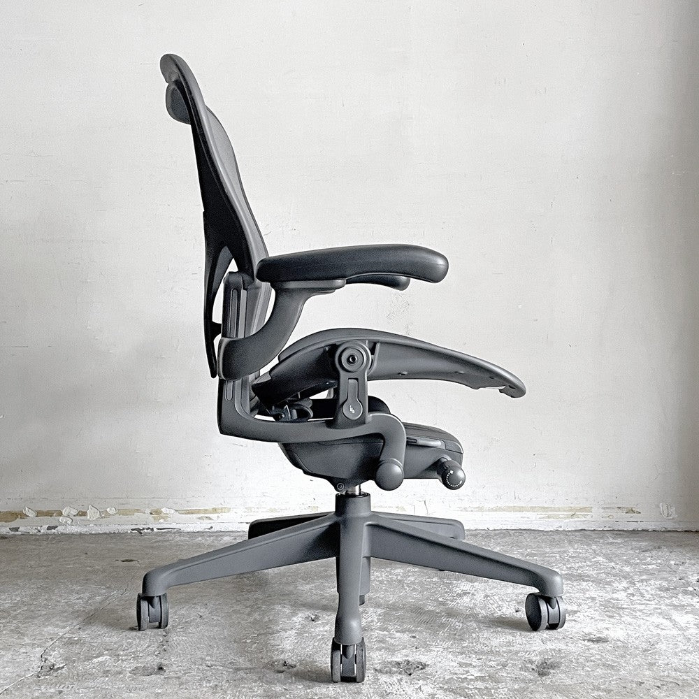 ハーマンミラー Herman Miller アーロンチェア デスクチェア リマスタード ライト Bサイズ グラファイトベース ビル・スタンフ ＆ ドン・チャドウィック ポスチャーフィット ■