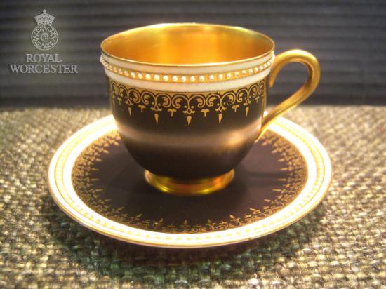 ◇ England Royal Worceter （ ロイヤル ウースター ）  希少な30～40's ヴィンテージ 黒マット×金彩レリーフ×アイボリージュール打ち デミタス カップ&ソーサー