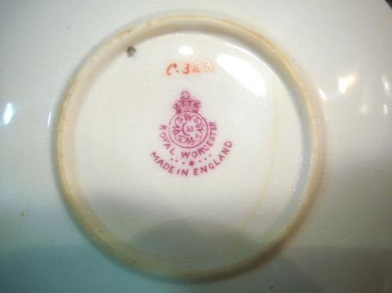 ◇ England Royal Worceter （ ロイヤル ウースター ）  希少な30～40's ヴィンテージ 黒マット×金彩レリーフ×アイボリージュール打ち デミタス カップ&ソーサー