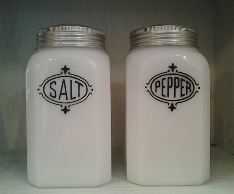 ☆US Vintage Milk Glass /Solt&Pepper Set