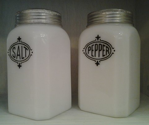 ☆US Vintage Milk Glass /Solt&Pepper Set
