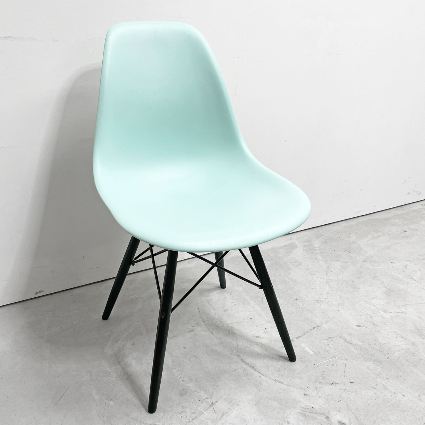 ハーマンミラー HermanMiller サイドシェルチェア ドゥエルレッグ DSW アクアスカイ × エボニー ポリプロピレン製 イームズ A ●