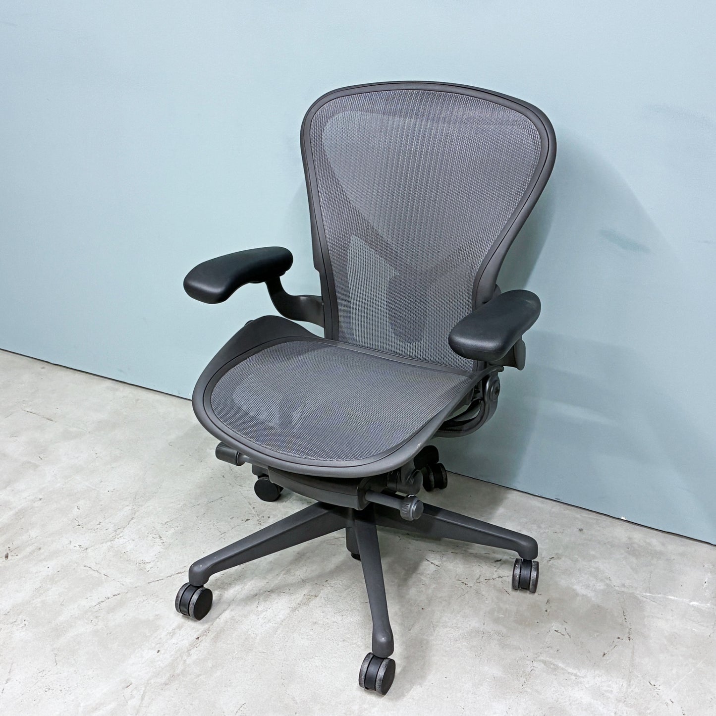 ハーマンミラー Herman Miller アーロンチェア デスクチェア リマスタード ライト Bサイズ グラファイトベース ビル・スタンフ ＆ ドン・チャドウィック ポスチャーフィット ◎