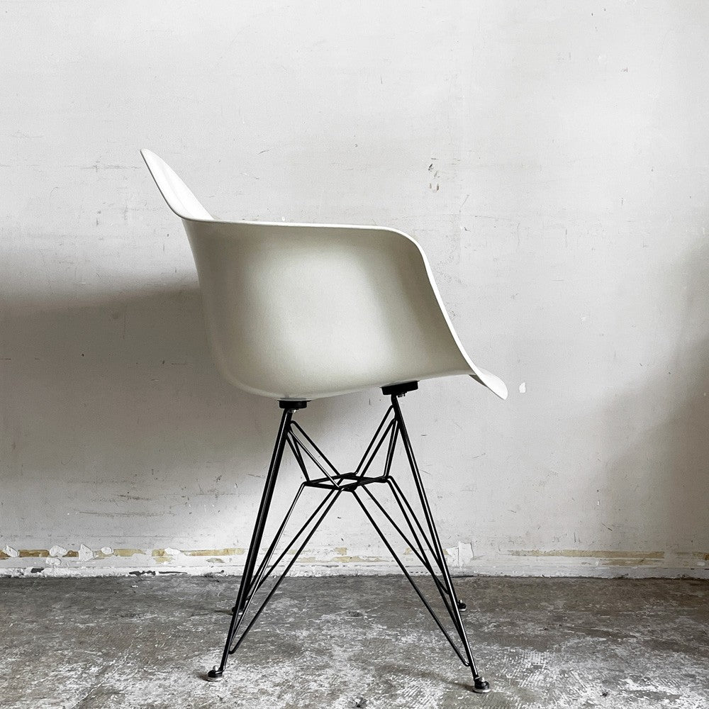 ハーマンミラー Herman Miller アームシェルチェア 現行FRP製 パーチメント エッフェルベース C&R イームズ ミッドセンチュリー  ■