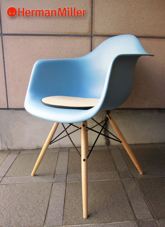 現行・美品 ★ U.S.A Hermanmiller / ハーマンミラー ★ C&R.Eames / イームズデザイン ★ 『 アームシェルチェア （ A.スカイ ） DAW 』 ＋ シートパッド付き