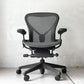 ハーマンミラー Herman Miller アーロンチェア デスクチェア リマスタード ライト Bサイズ グラファイトベース ビル・スタンフ ＆ ドン・チャドウィック ポスチャーフィット ★