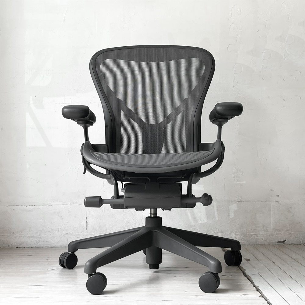 ハーマンミラー Herman Miller アーロンチェア デスクチェア リマスタード ライト Bサイズ グラファイトベース ビル・スタンフ ＆ ドン・チャドウィック ポスチャーフィット ★