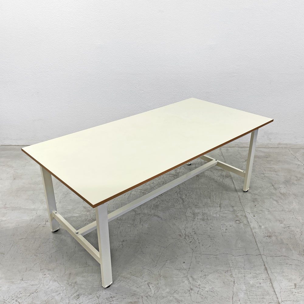 サカエ 中量作業台 アイボリー W180cm テーブル デスク メラミン天板 ホワイト 耐荷重500kg アジャスター付き 参考価格72,900円 〓