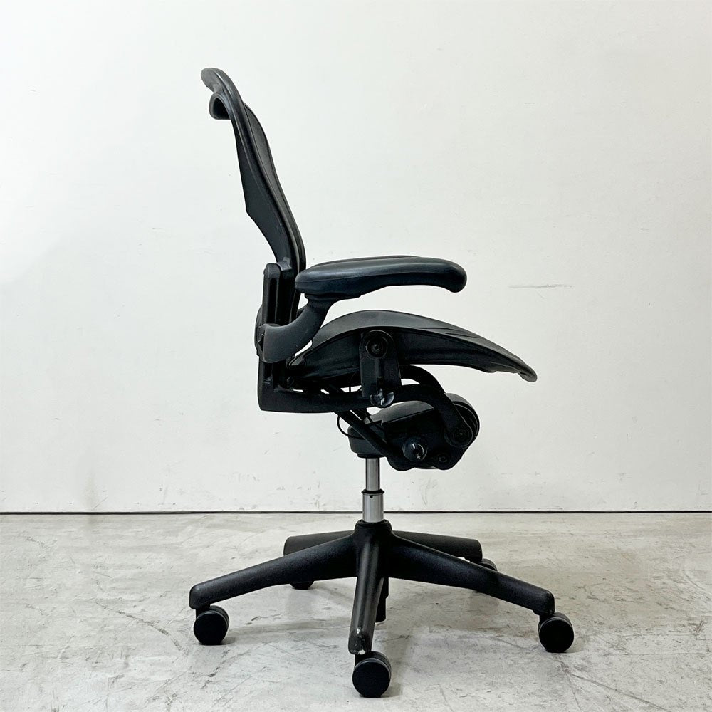 ハーマンミラー Herman Miller アーロンチェア Bサイズ ランバーサポート フル装備 グラファイトベース ビル・スタンフ ＆ ドン・チャドウィック ババナクッション新品●