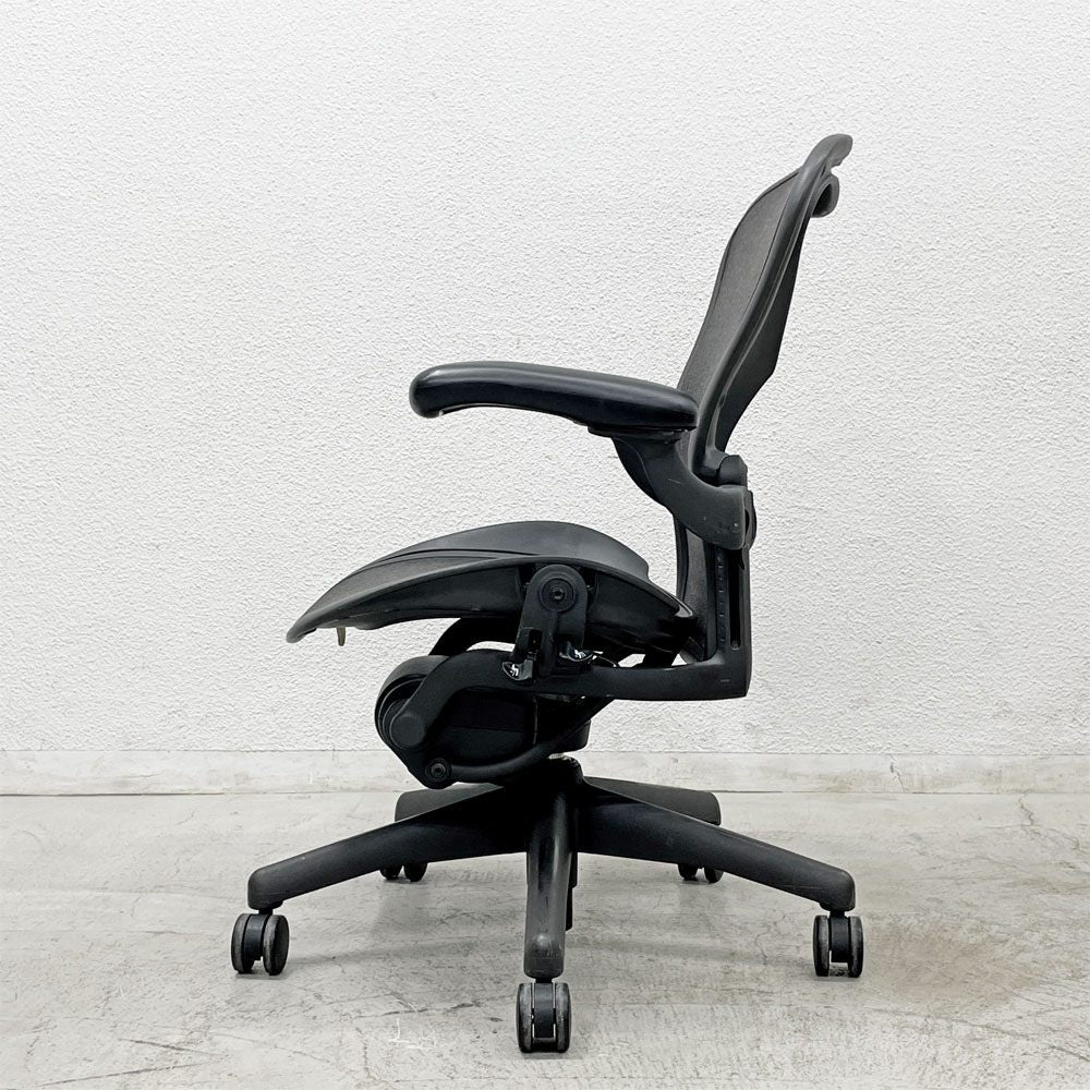 ハーマンミラー Herman Miller アーロンチェア Bサイズ ランバーサポート フル装備 グラファイトベース ビル・スタンフ ＆ ドン・チャドウィック 〓