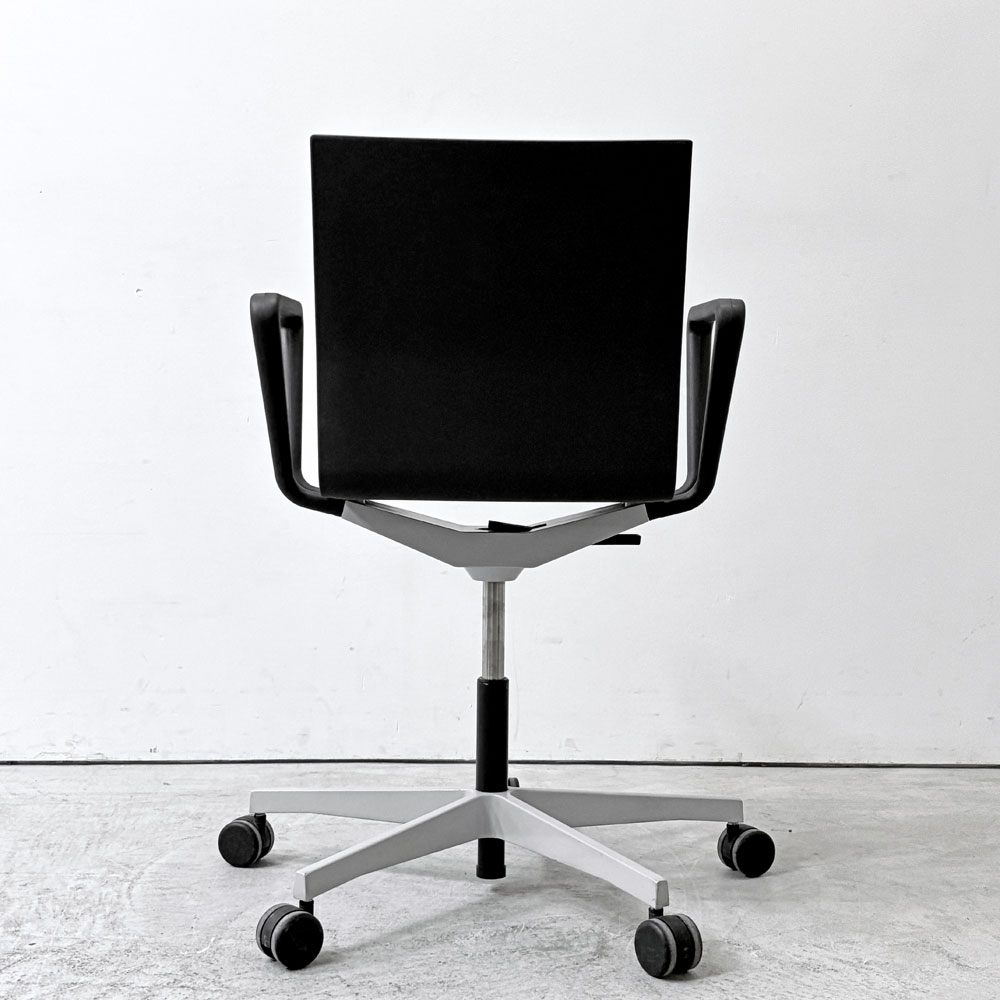 ヴィトラ vitra ゼロフォー 04. スタジオチェア  デスクチェア アームレスト付 ブラック マールテン・ヴァン・セーヴェレン 昇降機能 B ●