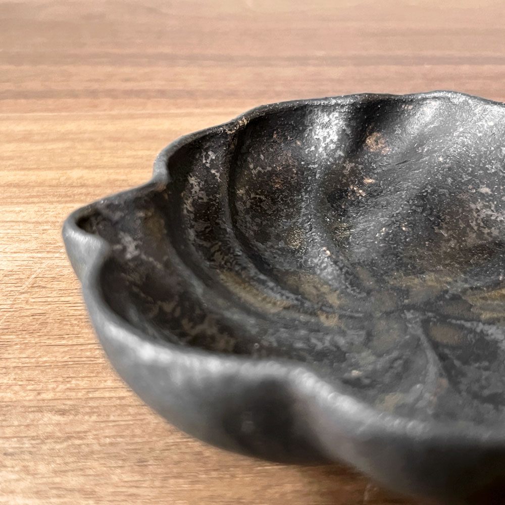 安福由美子 錆釉足付フリル小皿 W10cm 現代作家 ♪