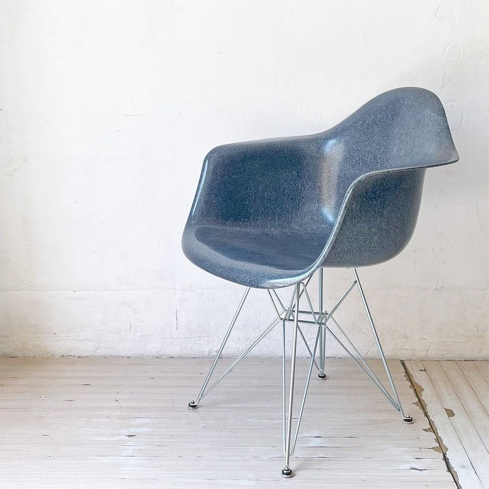 ハーマンミラー Herman Miller アームシェルチェア 現行FRP製 ネイビー エッフェルベース C&R イームズ ミッドセンチュリー ★