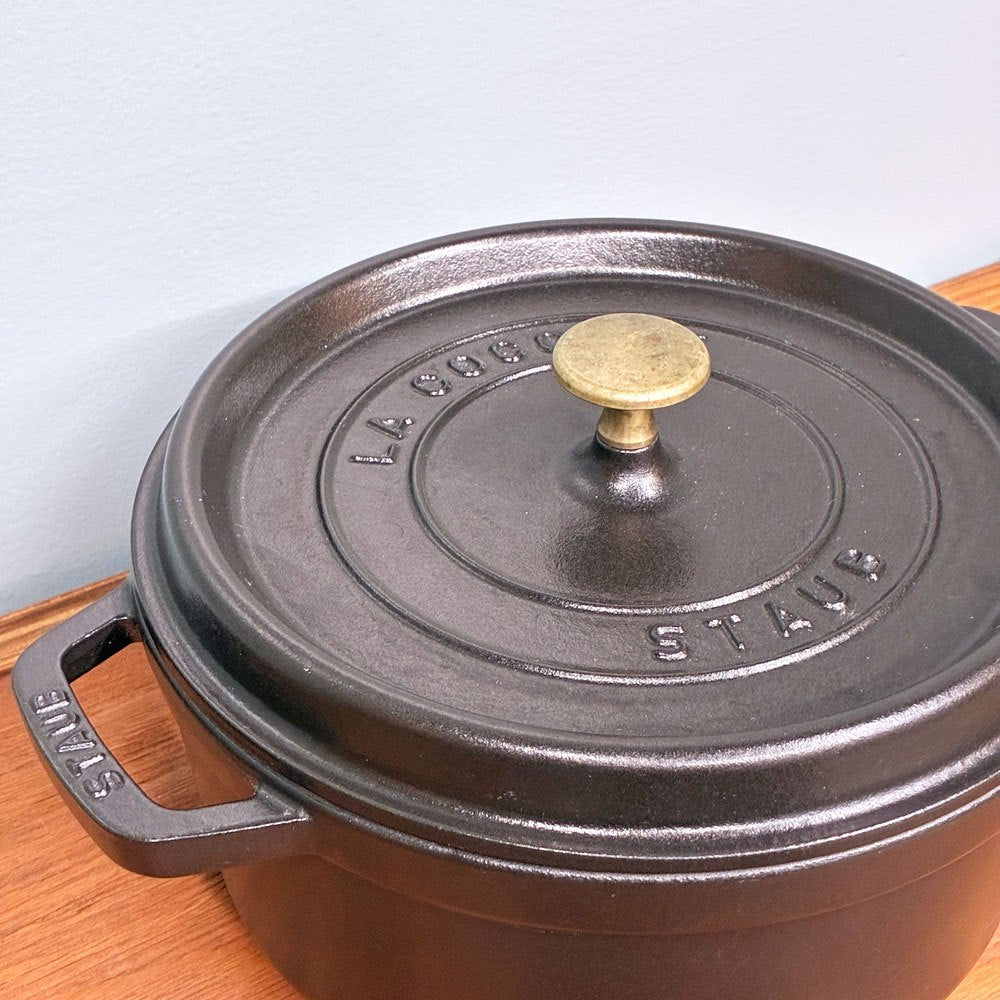 ストウブ STAUB ピコ ココット ラウンド 両手鍋 ブラック 24cm 鋳物 キャセロール ガス オーブン IH対応 フランス ◎