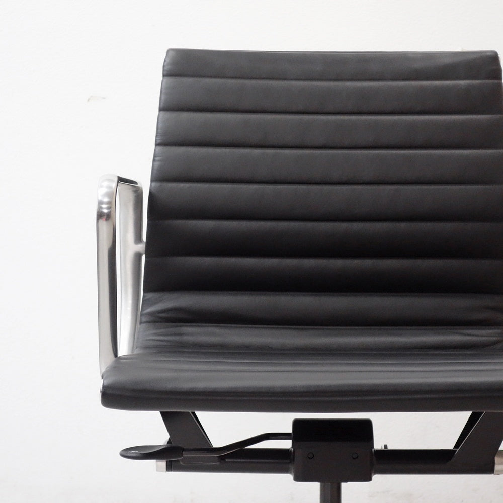 ハーマンミラー Herman Miller イームズアルミナムグループチェア マネージメントチェア アルミバフベース ガス圧昇降仕様 5本脚 キャスタータイプ 本革 イームズ B ●