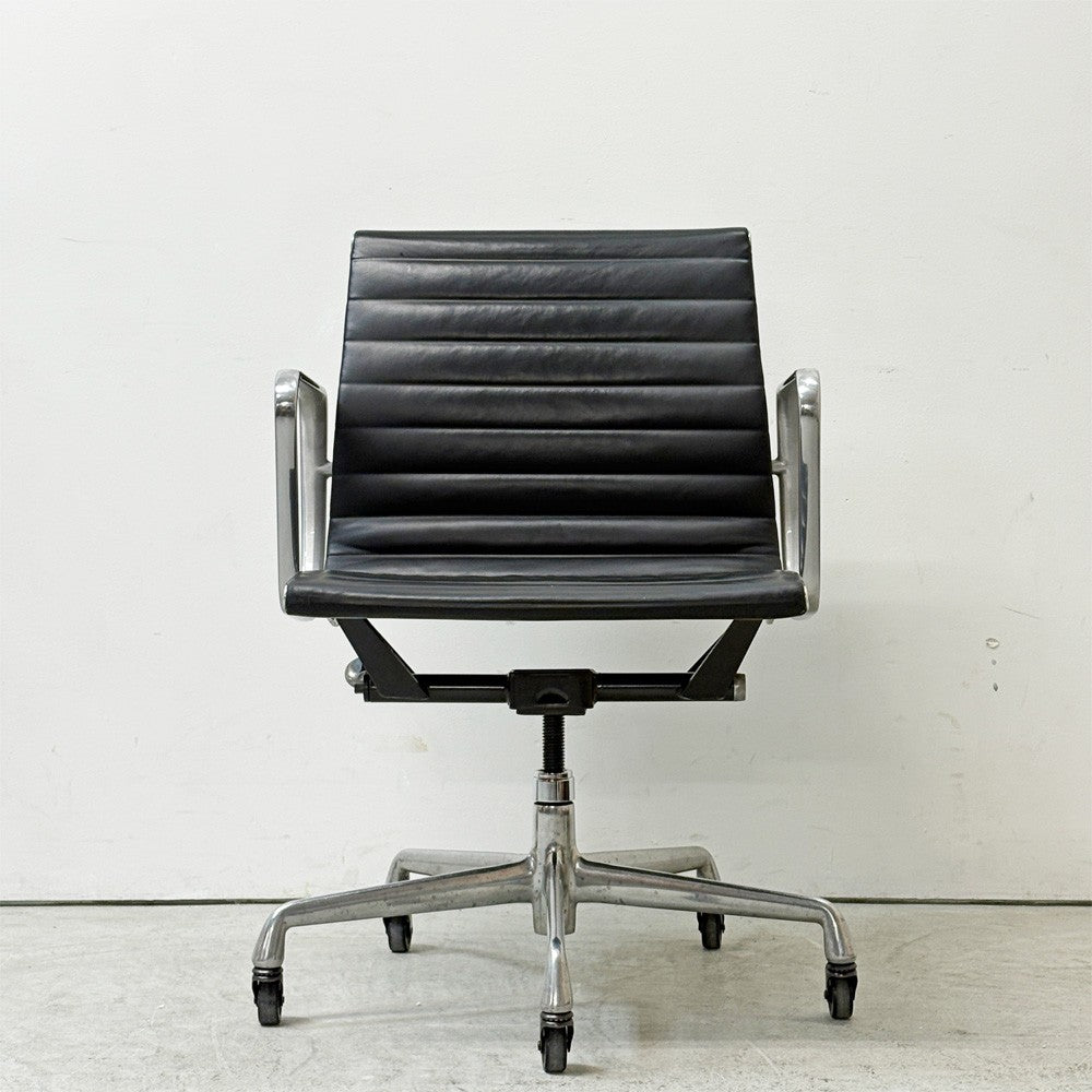 ハーマンミラー Herman Miller アルミナムグループ マネジメントチェア 本革 ブラック 回転式昇降 5本脚 キャスター付 C&R イームズ ●