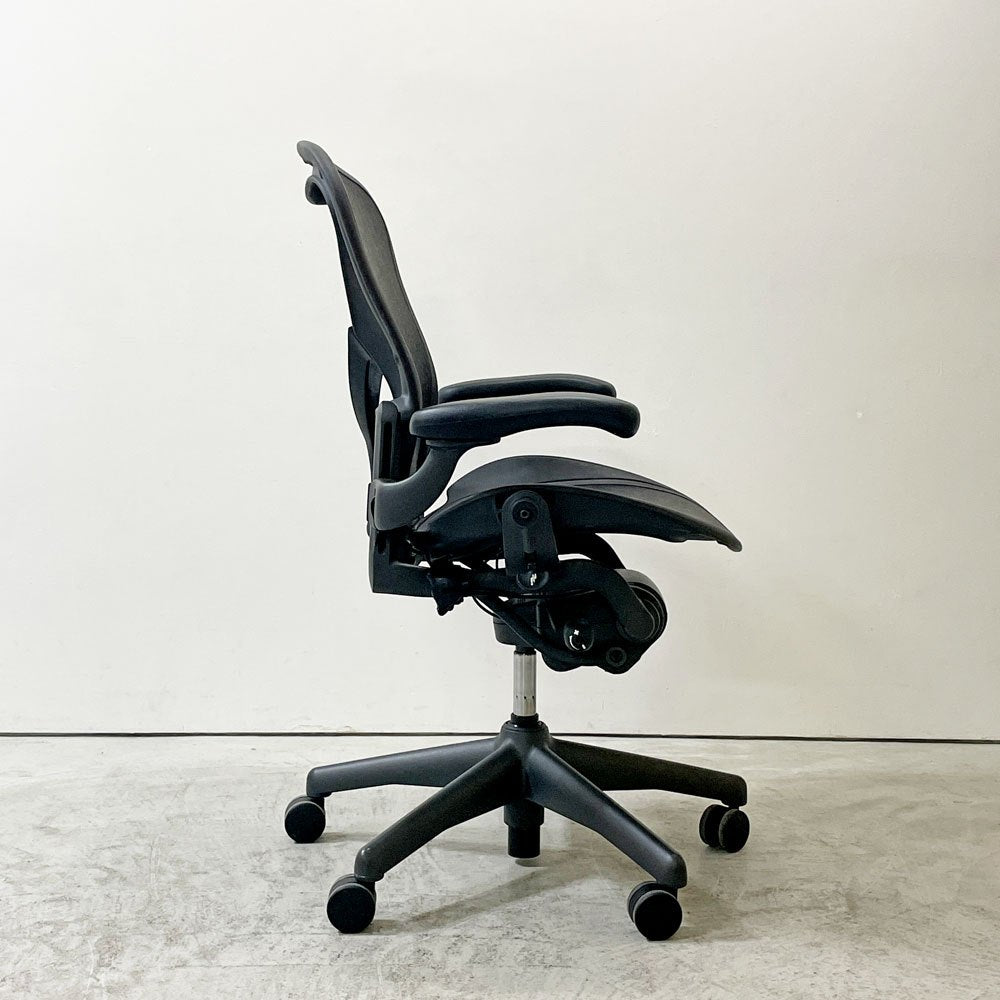ハーマンミラー Herman Miller アーロンチェア Bサイズ ポスチャーフィット ヘッドレスト付き フル装備 グラファイト ビル・スタンフ＆ドン・チャドウィック ●