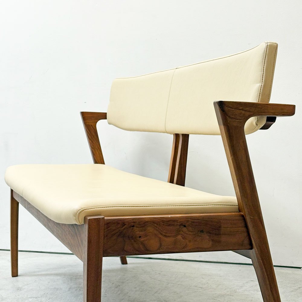 冨士ファニチア FUJI FURNITURE コティ Koti 背付2人掛けベンチ W140cm ウォールナット材 PVCレザー 北欧デザイン 参考価格￥180,400- ●