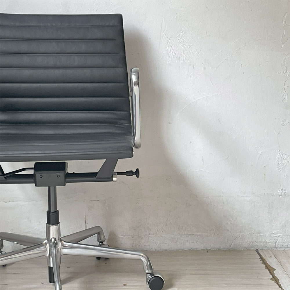 ハーマンミラー Herman Miller アルミナムグループ マネジメントチェア 本革 5本脚 C&Rイームズ ミッドセンチュリー ガス圧昇降 リクライニング ★