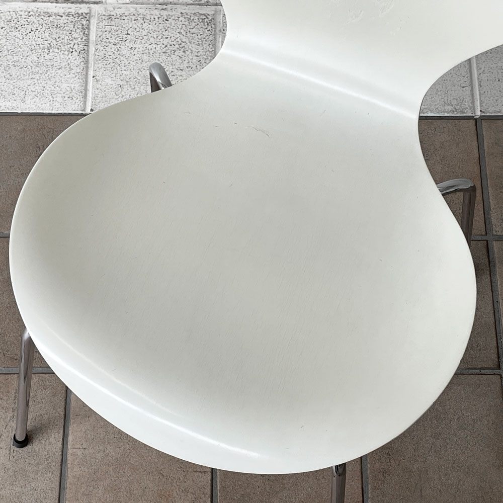 フリッツハンセン Fritz Hansen 3107 セブンチェア ラッカー ホワイト スタッキング フェルトグライズ アルネ・ヤコブセン デンマーク 北欧家具 B ◇