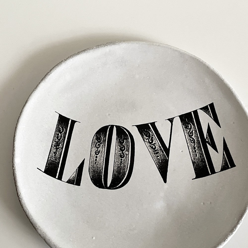 アスティエ・ド・ヴィラット ASTIER de VILLATTE ジョンデリアン JOHN DERIAN ラブ Love スモールプレート Φ16cm 陶器 フランス ■