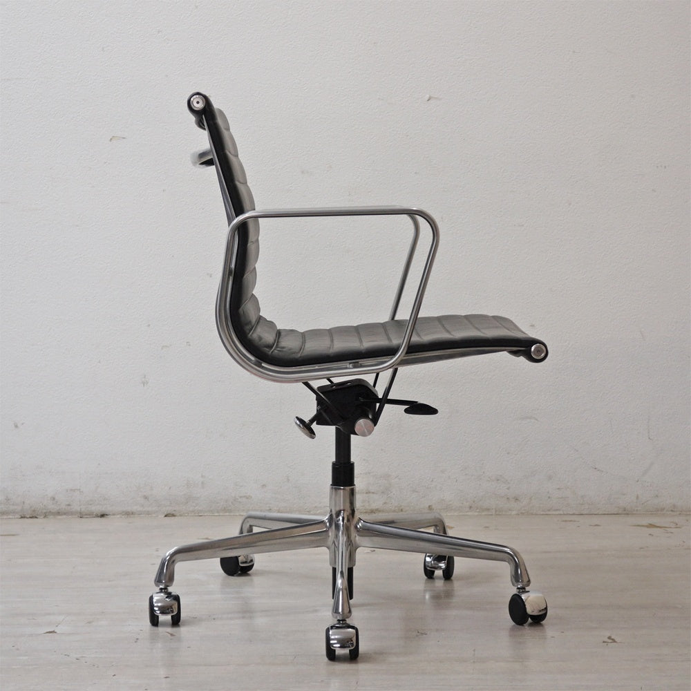 ハーマンミラー Herman Miller イームズアルミナムグループチェア マネージメントチェア アルミバフベース ガス圧昇降仕様 5本脚 キャスタータイプ 本革 イームズ D ●
