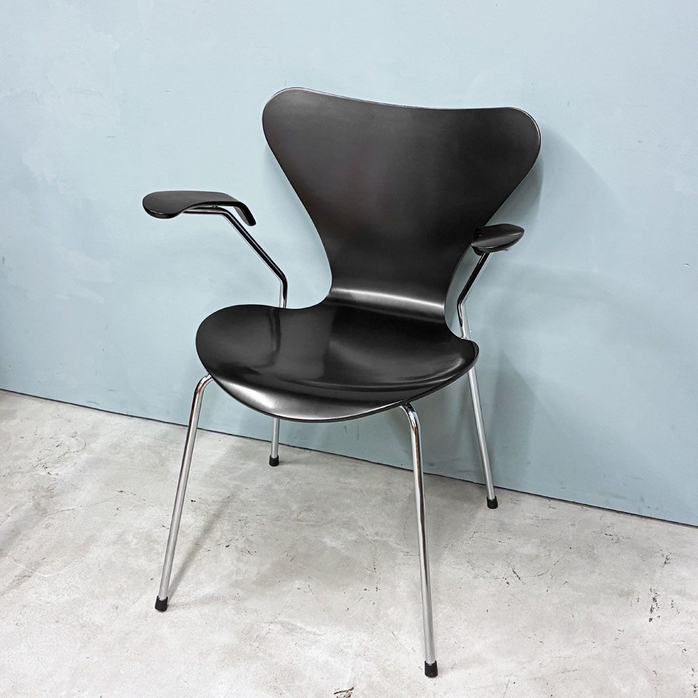 フリッツハンセン Fritz Hansen 3207 セブンチェア アームチェア ブラック ラッカー再塗装品 アルネ・ヤコブセン 北欧家具 参考定価￥146,080- ◎