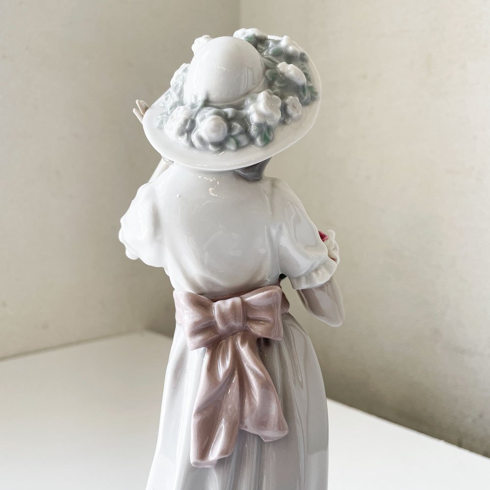 リヤドロ LLADRO ナオ NAO 花を持つ女性 フィギュリン H30cm 陶器人形 ポーセリンアート 置物 スペイン ◎