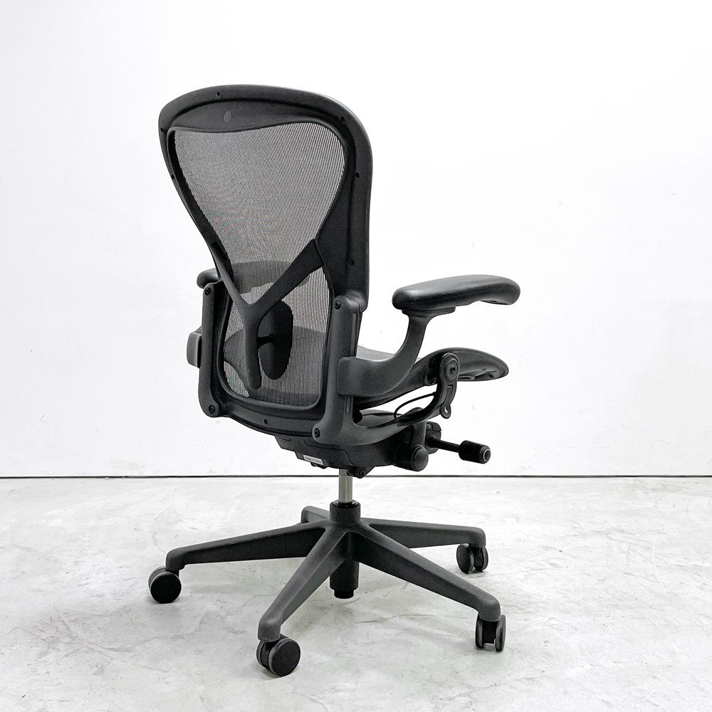 ハーマンミラー Herman Miller アーロンチェア デスクチェア リマスタード ライト Bサイズ グラファイトベース ビル・スタンフ ＆ ドン・チャドウィック ポスチャーフィット B ●