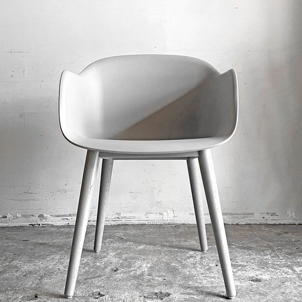 ムート Muuto ファイバー アームチェア ウッドベース FIBER ARM CHAIR WOOD BASE ファイバーシェル グレー オーク材 北欧モダン 定価￥84,700- ■
