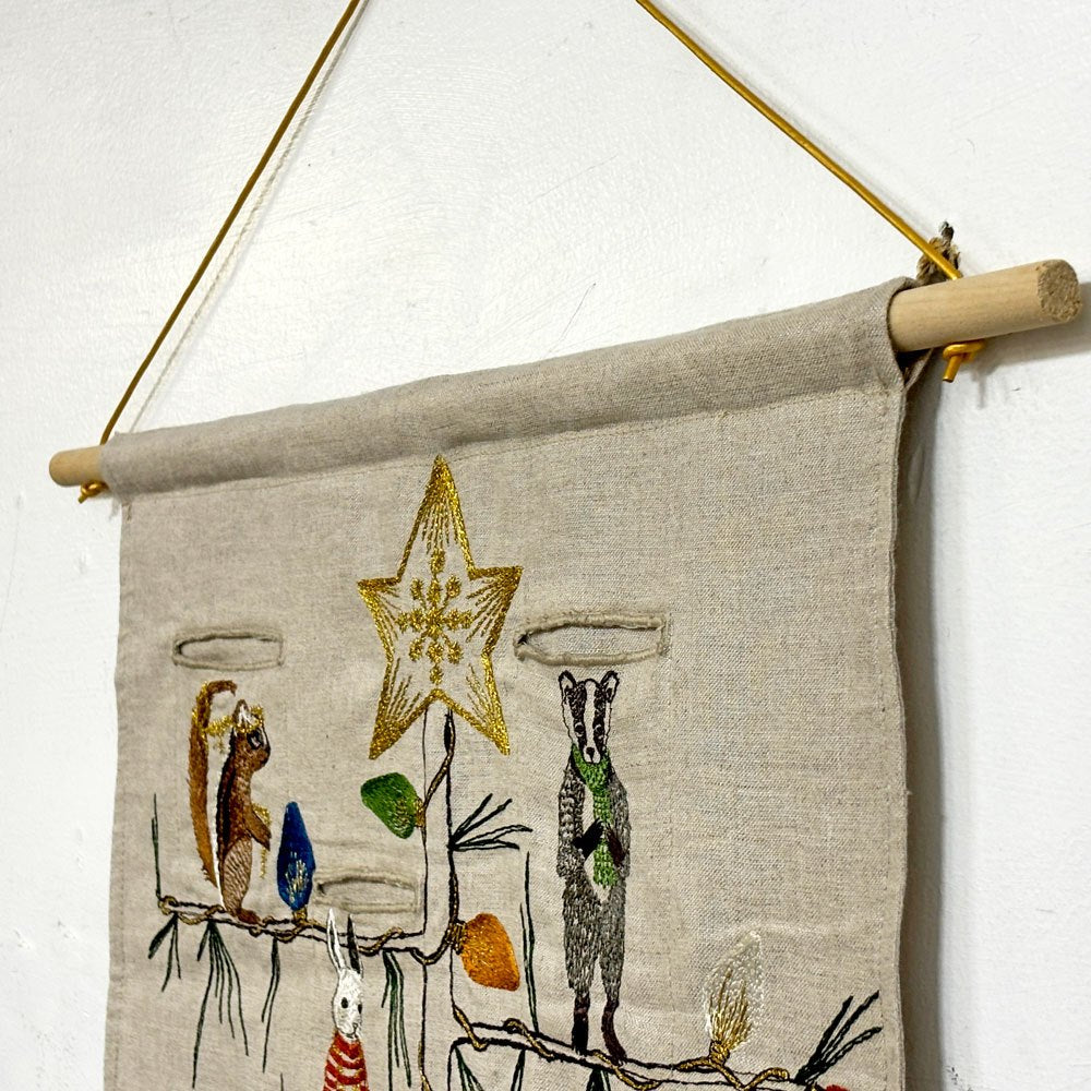 コーラルアンドタスク Coral & Tusk ツリートリマーズ Tree Trimmers 12days アドベントカレンダー タペストリー クリスマス ファブリック 刺繍 参考定価￥39,600- 廃番 ●