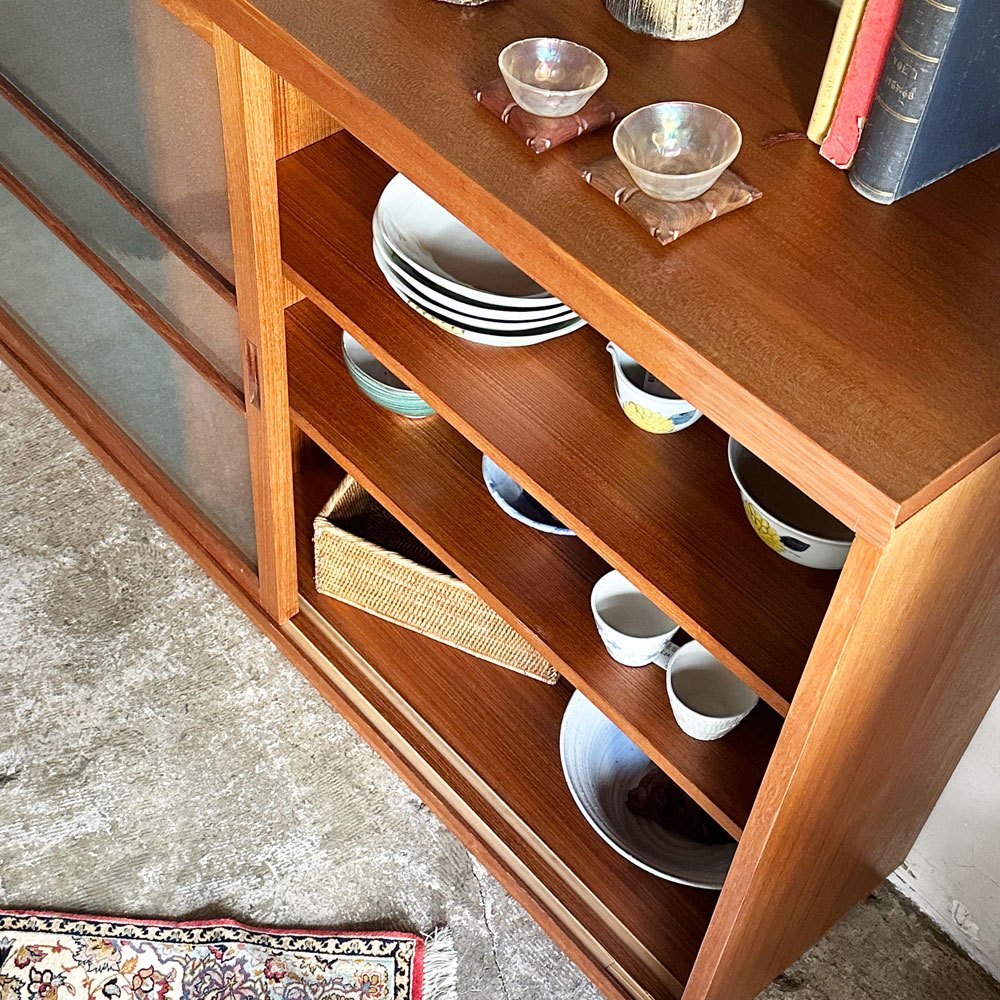 ジャパンビンテージ Japan Vintage チーク材 ガラスキャビネット サイドボード 水屋箪笥 食器棚 カップボード 引き戸 古家具 店舗什器 ■