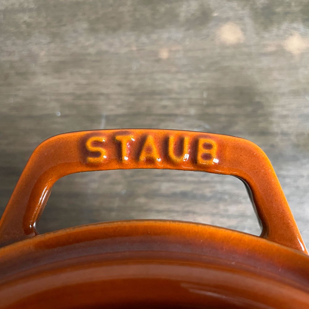 ストウブ STAUB ピコ ココット ラウンド 両手鍋 シナモン 18cm 鋳物 キャセロール ガス オーブン IH対応 フランス ♪