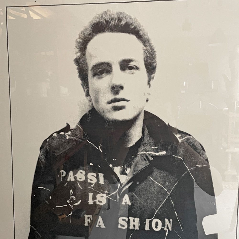 ジョー・ストラマー Joe Strummer 「「ジョー・ストラマー★過去、現在そして未来」展  海外オリジナルポスター エディションナンバー入り 2004年 額装品 希少 ♪